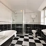 Claremount House 4*