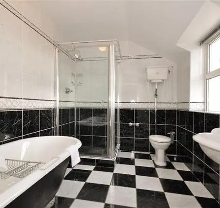 Claremount House 4*